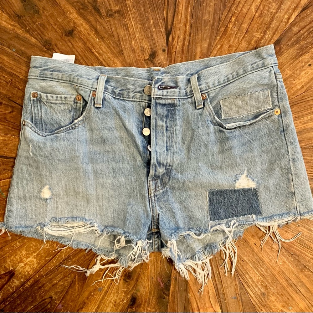 Levi’s 501 high waisted light wash jean shorts size 31